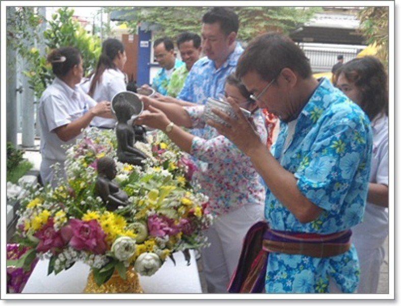 คุณพัฒนศักดิ์ แสนสมรส กรรมการผู้จัดการ และคุณประจักษ์ จันทร์ขันศรี ผู้จัดการทั่วไป ให้เกียรติมาเป็นผู้ใหญ่ในพิธีรดน้ำดำหัว เพื่อเป็นศิริมงคลและเป็นขวัญกำลังใจในการทำงานแก่พนักงาน เนื่องในเทศกาลสงกรานต์ 2013