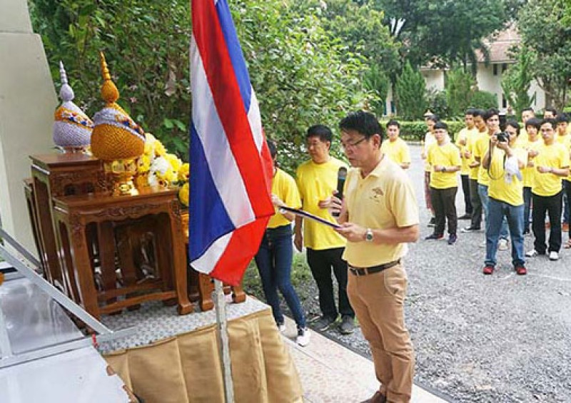 คุณพัฒนศักดิ์ แสนสมรส กรรมการผู้จัดการ บริษัท พี ควอลิตี้ แมชชีน พาร์ท จำกัด นำจุดเทียนถวายพระพรชัยมงคล และถวายราชสดุดีเฉลิมพระเกียรติ เนื่องในโอกาสวันเฉลิมพระชนมพรรษาสมเด็จพระเจ้าอยู่หัว พร้อมเปล่งเสียง "ทรงพระเจริญ" ดังกึกก้อง ณ ธาริดาแกรนด์วิว โฮเต็ล แอนด์ รีสอร์ท จ.นครนายก เมื่อวันที่ 28 กรกฏาคม 2561.