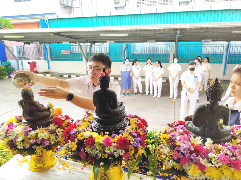 คุณพัฒนศักดิ์ แสนสมรส กรรมการผู้จัดการ บริษัท พี ควอลิตี้ แมชชีน พาร์ท จำกัด พร้อมด้วยพนักงานร่วมสืบสานประเพณีสงกรานต์ โดยการสรงน้ำพระ ขอพรเพื่อเป็นสิริมงคล ต้อนรับวันขึ้นปีใหม่ไทย  เมื่อวันที่ 12 เมษายน 2567