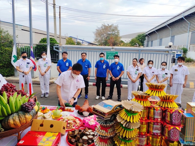 คุณพัฒนศักดิ์ แสนสมรส กรรมการผู้จัดการ บริษัท พี ควอลิตี้ แมชชีน พาร์ท จำกัด พร้อมด้วยพนักงานบริษัท ฯ จัดพิธีไหว้เจ้า เนื่องในเทศกาลตรุษจีน ต้อนรับปีปีมะเส็ง ซึ่งตรงกับวันที่ 28 มกราคม 2568