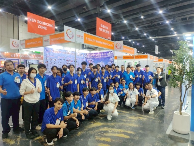 คุณพัฒนศักดิ์ แสนสมรส กรรมการผู้จัดการ บริษัท พี ควอลิตี้ แมชชีน พาร์ท จำกัด เปิดโอกาสให้พนักงานทวิภาคีศึกษาดูงาน เพื่อเป็นการส่งเสริมทักษะ ความรู้ และประสบการณ์ให้กับพนักงานทวิภาคีในงาน SUBCON THAILAND 2025 ณ ศูนย์นิทรรศการและการประชุมไบเทค บางนา กรุงเทพมหานคร เมื่อวันที่ 15 พฤษภาคม 2568