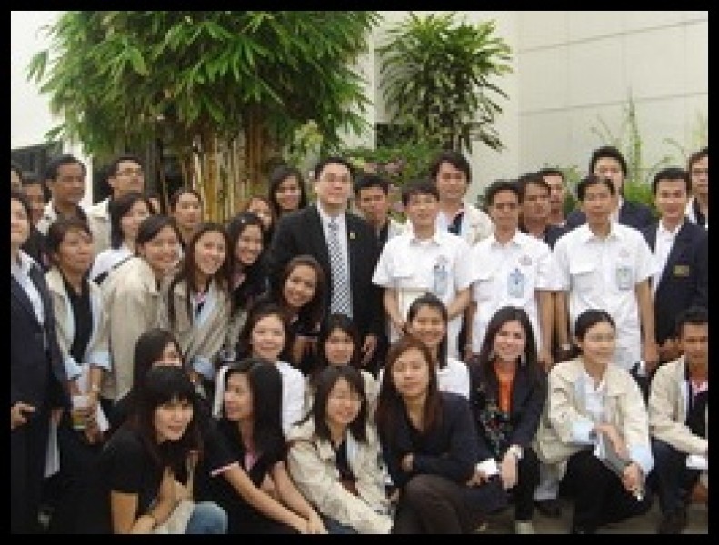 คุณพัฒนศักดิ์ แสนสมรส กรรมการผู้จัดการ บริษัท พี ควอลิตี้ แมชชีน พาร์ท จำกัด ต้อนรับนิสิตหลักสูตรบริหารธุรกิจมหาบัณฑิต รุ่นที่22 จากวิทยาลัยพาณิชยศาสตร์ มหาวิทยาลัยบูรพ เมื่อปี 12 กันยายน พ.ศ.2551