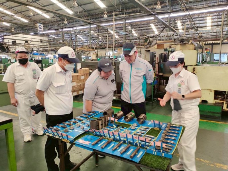 KUBOTA Precision Machinery (Thailand) Co., Ltd.のP Quality Machine Parts Co., Ltd.の常務取締役Pattanasak Saensomros氏がお客様をお出迎えし、P Quality Machine Parts Co., Ltd.は様々な製品を紹介するとともに、工場内の生産工程を視察しました。および試験所は2026年4月3日から